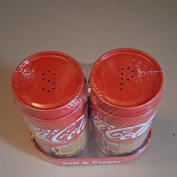 Coca-Cola Salt & Pepper Set - Picture 2 of 3